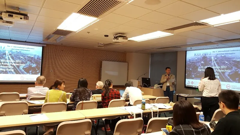 朱庆教授应邀参加在香港举行的首届城市信息学国际研讨会